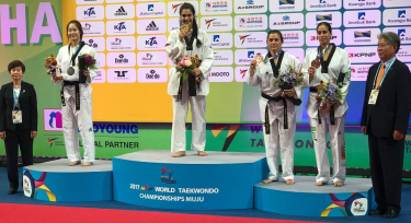 María Espinoza se colgó la medalla de bronce en el Mundial