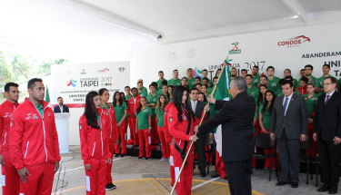 Itzel Manjarrez recibió la bandera nacional